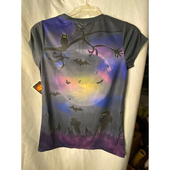 Halloween graphic tshirt with bride and groom skeleton. - Picture 6 of 12